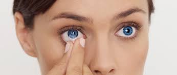 Αφαιρώντας τους φακούς επαφής στα μάτια σας